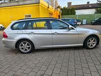 Gebraucht BMW 318 143 PS (105 kW) 2011 Silber Limousine