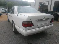 Gebraucht Mercedes E220 150 PS (110 kW) 1993 Weiß Limousine