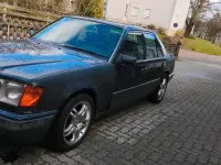 Gebraucht Mercedes E230 133 PS (97 kW) 1990 Schwarz Limousine