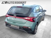 Gebraucht Hyundai i20 Select 79 PS (58 kW) 2025 Mangrove green / mic Limousine