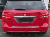 Gebraucht Mercedes B200 156 PS (114 kW) 2012 Rot Van / Kleinbus