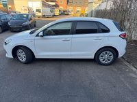 Gebraucht Hyundai i30 Pure 99 PS (72 kW) 2019 Weiß Kleinwagen