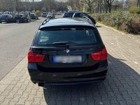 Gebraucht BMW 320 143 PS (105 kW) 2010 Schwarz Kombi