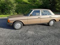 Second-hand Mercedes E230 101 CP (74 kW) 1982 Auriu Berlinǎ