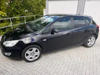 Używany Opel Astra 140 KM (102 kW) 2011 Czarny Hatchback