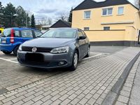 Gebraucht VW Jetta 105 PS (77 kW) 2013 Grau Limousine