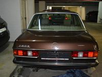Second-hand Mercedes E280 185 CP (136 kW) 1981 Maro Berlinǎ