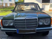 Gebraucht Mercedes E230 136 PS (100 kW) 1982 Grün Limousine