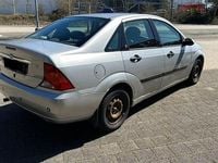 Gebraucht Ford Focus Ghia 101 PS (74 kW) 1999 Silber Limousine