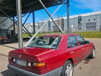 Gebraucht Mercedes E230 143 PS (105 kW) 1985 Rot Limousine