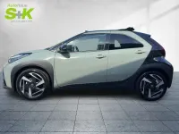 Neu Toyota Aygo X Lounge 117 PS (86 kW) 2026 Urban khaki / night sky black SUV