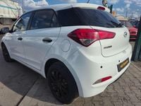 Gebraucht Hyundai i20 Basis 75 PS (55 kW) 2018 Polar white / sol Kleinwagen