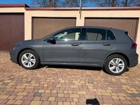 Gebraucht VW Golf VIII Life 131 PS (96 kW) 2024 Grau Limousine