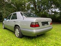 Gebraucht Mercedes E300 136 PS (100 kW) 1994 Silber Limousine