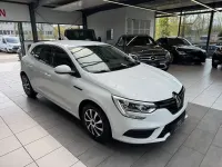 Gebraucht Renault Mégane IV Life 116 PS (85 kW) 2019 Weiß Limousine