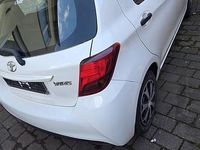 Gebraucht Toyota Yaris 69 PS (50 kW) 2015 Weiß Kleinwagen