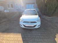 Gebraucht Hyundai i10 69 PS (50 kW) 2012 Weiß Kleinwagen