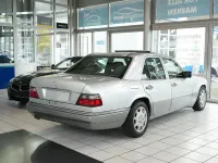 Gebraucht Mercedes E280 193 PS (141 kW) 1994 Silber Limousine