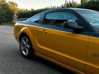 Gebraucht Ford Mustang GT 305 PS (224 kW) 2005 Gelb Coupé