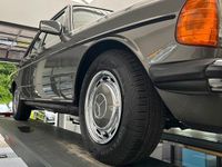Gebraucht Mercedes E230 136 PS (100 kW) 1982 Grau Limousine
