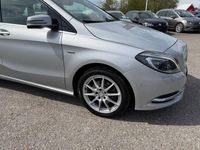 Używany Mercedes B200 375 KM (275 kW) 2011 Srebrny Minivan