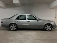 Używany Mercedes E220 150 KM (110 kW) 1993 Srebrny Sedan/Limuzyna