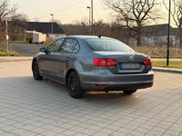 Gebraucht VW Jetta 105 PS (77 kW) 2011 Grau Limousine