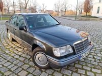 Gebraucht Mercedes E220 150 PS (110 kW) 1994 Schwarz Limousine