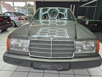 Używany Mercedes E220 150 KM (110 kW) 1993 Szary Sedan/Limuzyna