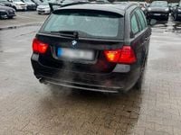 Gebraucht BMW 318 143 PS (105 kW) 2011 Schwarz Kombi
