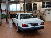 Gebraucht Mercedes E200 118 PS (86 kW) 1988 Weiß Limousine