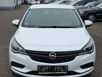 Używany Opel Astra Selection 105 KM (77 kW) 2016 Biały Sedan/Limuzyna