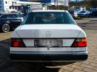 Gebraucht Mercedes E230 132 PS (97 kW) 1992 Weiß Limousine