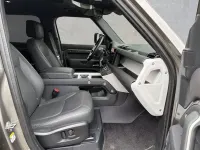 Gebraucht Land Rover Defender HSE Dynamic 299 PS (219 kW) 2025 Silicon silver SUV