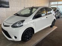 Gebraucht Toyota Aygo Basis 68 PS (50 kW) 2013 Weiß Kleinwagen