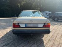 Second-hand Mercedes E230 132 CP (97 kW) 1988 Argintiu Berlinǎ