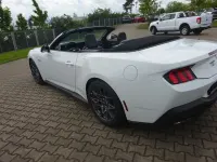 Neu Ford Mustang GT Convertible 446 PS (328 kW) 2026 Oxford white Cabrio