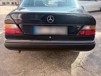 Gebraucht Mercedes E230 132 PS (97 kW) 1990 Blau Limousine