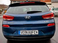 Gebraucht Hyundai i30 Intro Edition 110 PS (80 kW) 2017 Blau Limousine