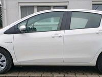 Gebraucht Toyota Yaris Hybrid 75 PS (55 kW) 2013 Weiß Kleinwagen