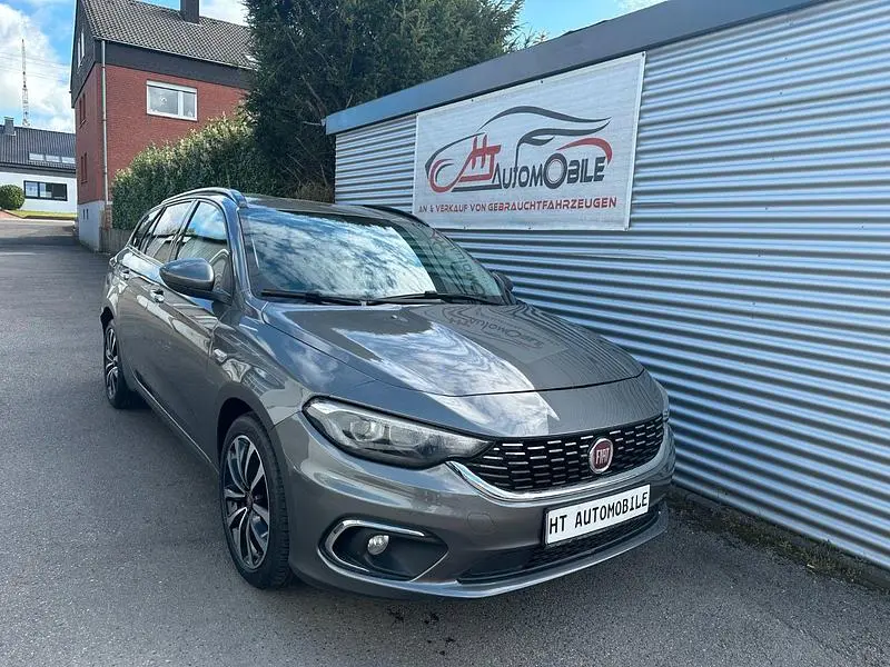 Usado Fiat Tipo 120 CV (88 kW) 2016 Negro Familiar