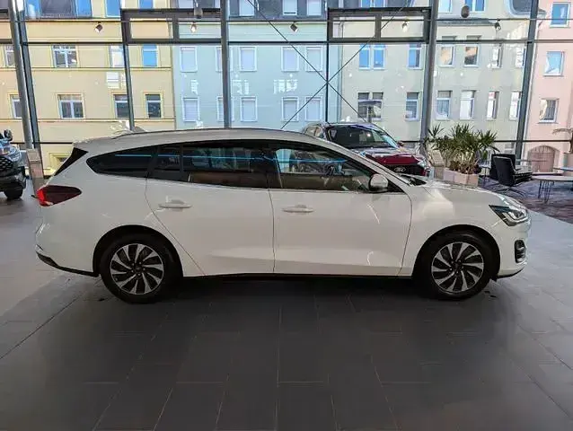 Używany Ford Focus Titanium X 125 KM (91 kW) 2023 Biały Sedan/Limuzyna