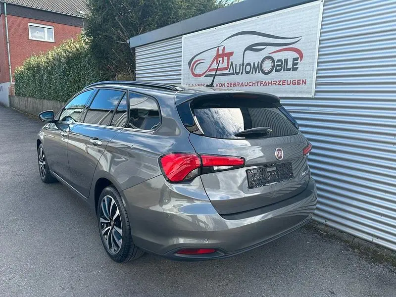 Usado Fiat Tipo 120 CV (88 kW) 2016 Negro Familiar