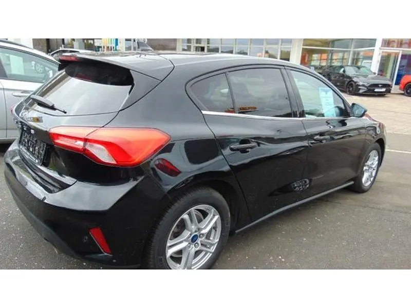 Używany Ford Focus Cool & Connect 101 KM (74 kW) 2020 Czarny Sedan/Limuzyna