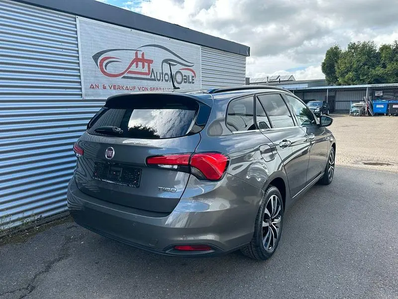 Usado Fiat Tipo 120 CV (88 kW) 2016 Negro Familiar