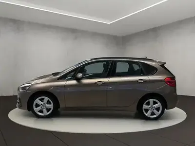 Gebraucht BMW 218 Luxury Line 140 PS (102 kW) 2019 Jucarobeige metallic Van / Kleinbus