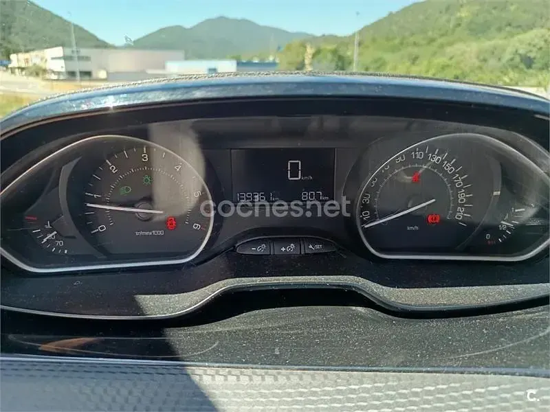 Usado Peugeot 2008 Style 100 CV (73 kW) 2016 Gris / plata SUV