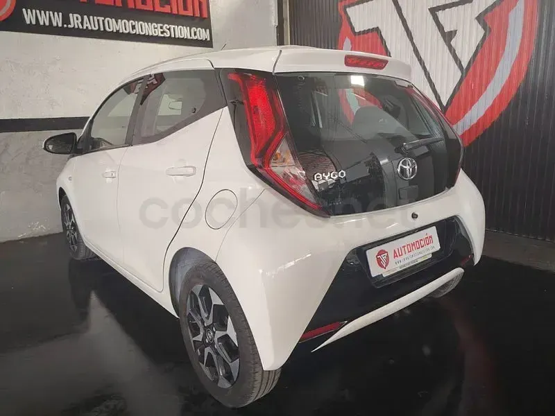 Usado Toyota Aygo X-play 72 CV (52 kW) 2021 Blanco Utilitario