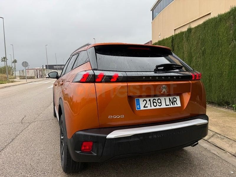 Usado Peugeot 2008 Allure 110 CV (80 kW) 2021 Naranja SUV
