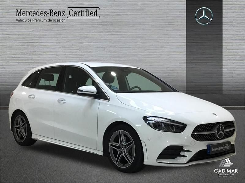 Usado Mercedes B180 AMG line 136 CV (100 kW) 2024 Blanco polar Monovolumen